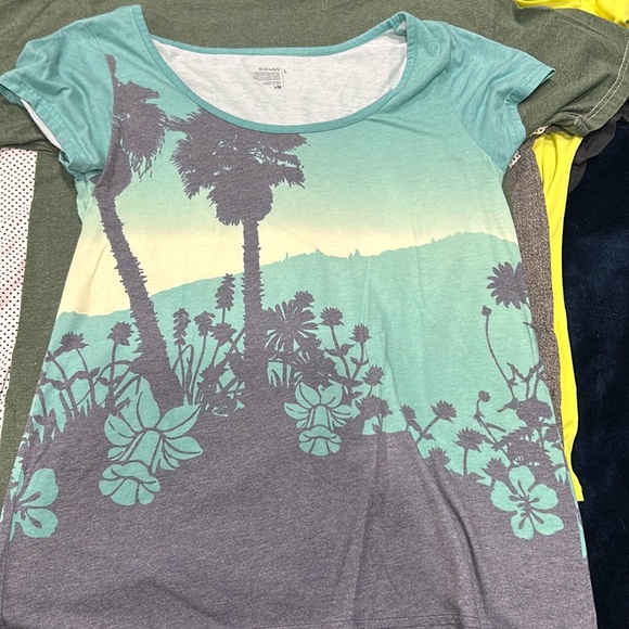 Old navy T-shirt ( yellow box) - Picture 1 of 3